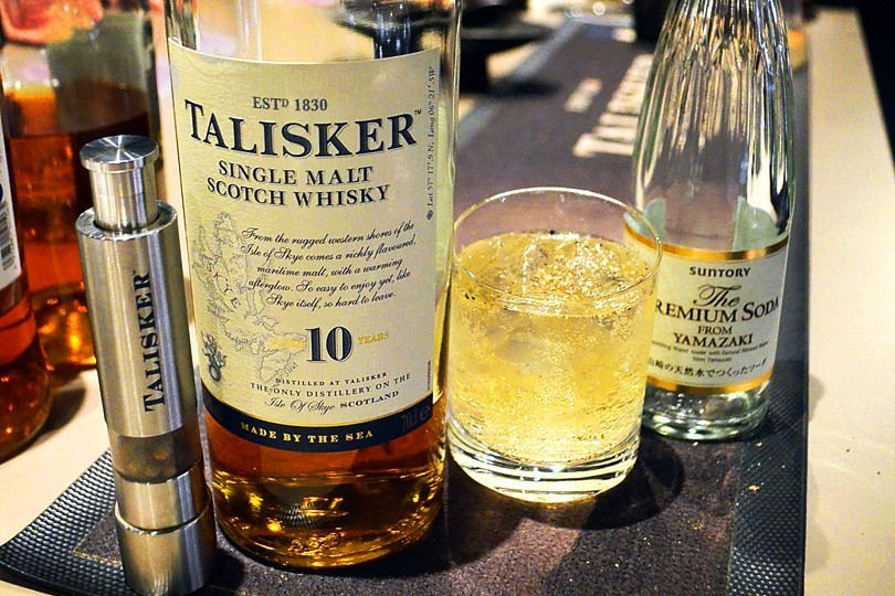 サロン ド シマジ 島地勝彦氏と一緒にスパイシーハイボールと燻製のマリアージュを嗜む 燻製 の魅力を紐解くイベントを開催 Event 伊勢丹新宿店メンズ館 公式メディア Isetan Men S Net