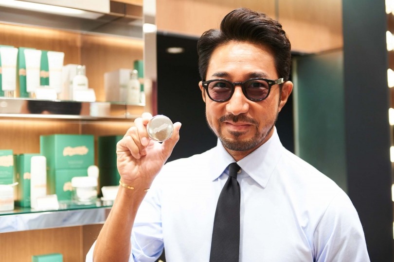 干場義雅さんと歩く メンズ館 1階 塗ったらキスしたくなる リップバームをこっそり教えます 1 2 ファッションの達人のあの人とメンズ館散歩 Feature 伊勢丹新宿店メンズ館 公式メディア Isetan Men S Net