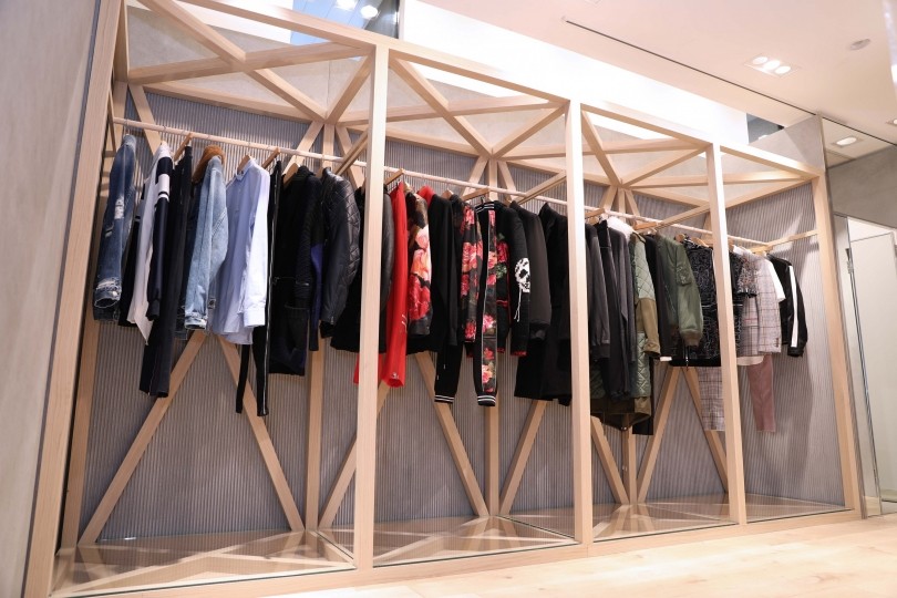 オープンレポート Alexander Mcqueen アレキサンダー マックイーン 伊勢丹新宿店限定の ブルーローズ が美しく咲き乱れる 3 3 Recommend 伊勢丹新宿店メンズ館 公式メディア Isetan Men S Net