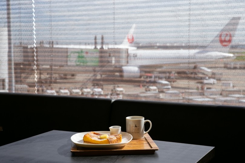 イセタン羽田ストア メンズ ターミナル1 ファッション ラウンジ空間を上手に使いこなす大人の回遊術 4 4 フライト前 出発ラウンジ 特別な時間を イセタン羽田ストア で Feature 伊勢丹新宿店メンズ館 公式メディア Isetan Men S Net