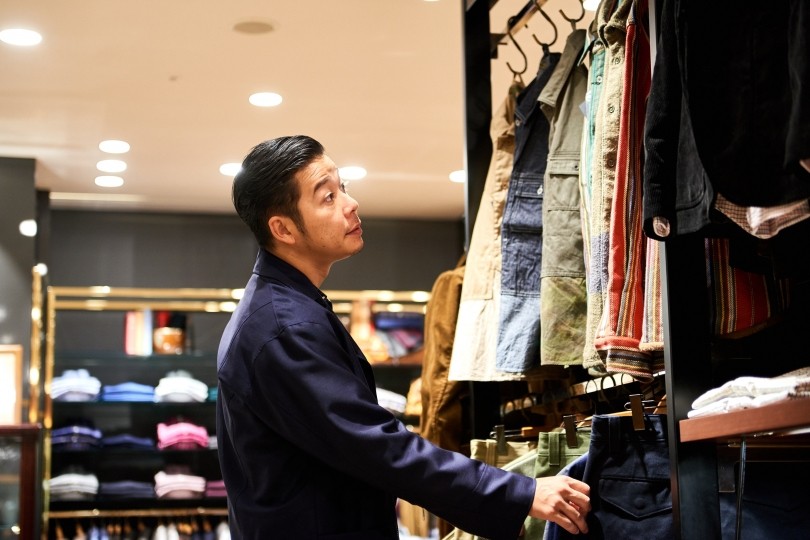 デザイナー尾崎雄飛さんと歩く 秋のメンズ館 1 リモデルした7階が コーディネートが見える フロアになった 1 2 ファッションの達人のあの人とメンズ館散歩 Feature 伊勢丹新宿店メンズ館 公式メディア Isetan Men S Net