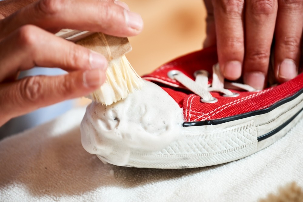 動画で簡単！スニーカーケアの極意は「洗う」より「磨く」──素材別クリーニング方法を伝授