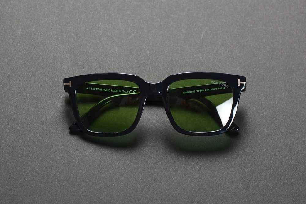 Style Completed With Sunglasses 8 秋冬らしい深みあるカラーレンズがレトロな表情をプラスする Tom Ford トム フォード のサングラス Photo 伊勢丹新宿店メンズ館 公式メディア Isetan Men S Net