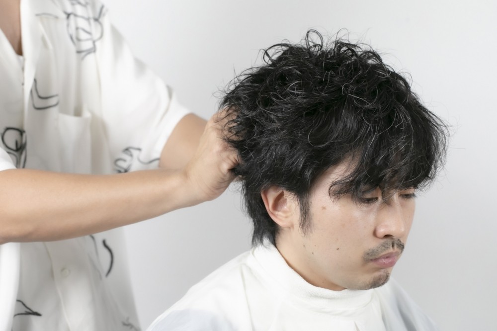髪型に合わせたグリース（水性ポマード）の使い方を美容師が直伝。ヘアスタイリング剤選びに悩む男性必見です！