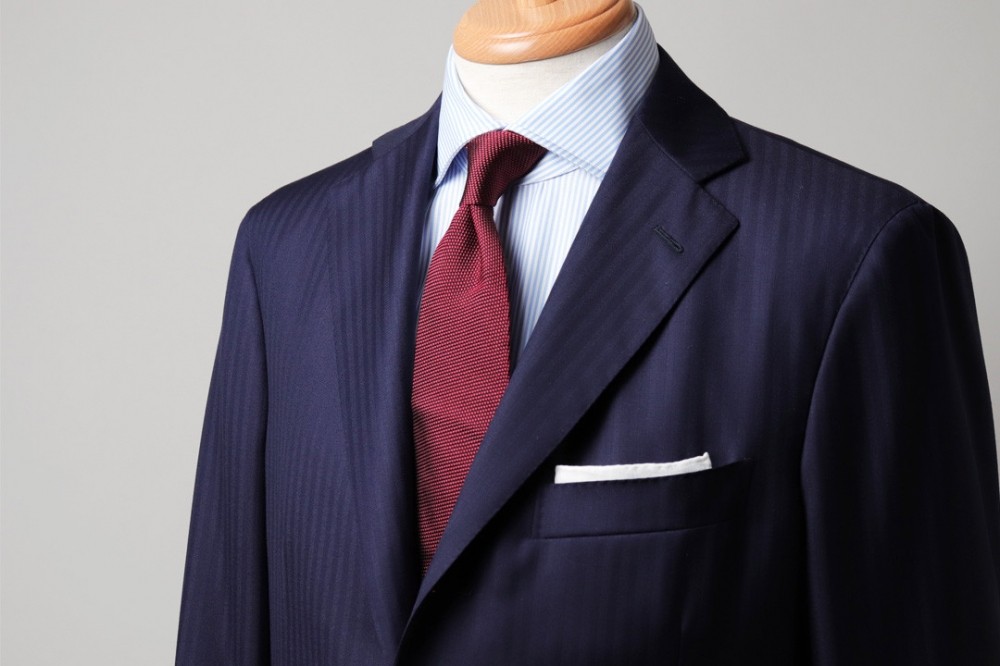 【ネイビースーツの基本のキ】赤の濃度を強めたボルドーやえんじ色で、印象を高めたい | PHOTO | 伊勢丹新宿店メンズ館 公式メディア - ISETAN MEN'S net