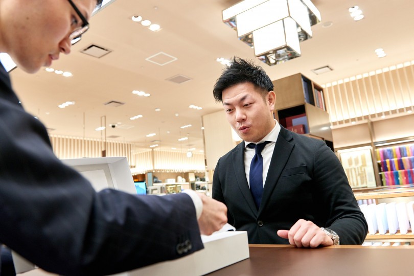 オーダー体験 4 厚い胸板 なで肩のガッチリ体型がすっきり見えるオーダーシャツが完成 Photo 伊勢丹新宿店メンズ館 公式メディア Isetan Men S Net