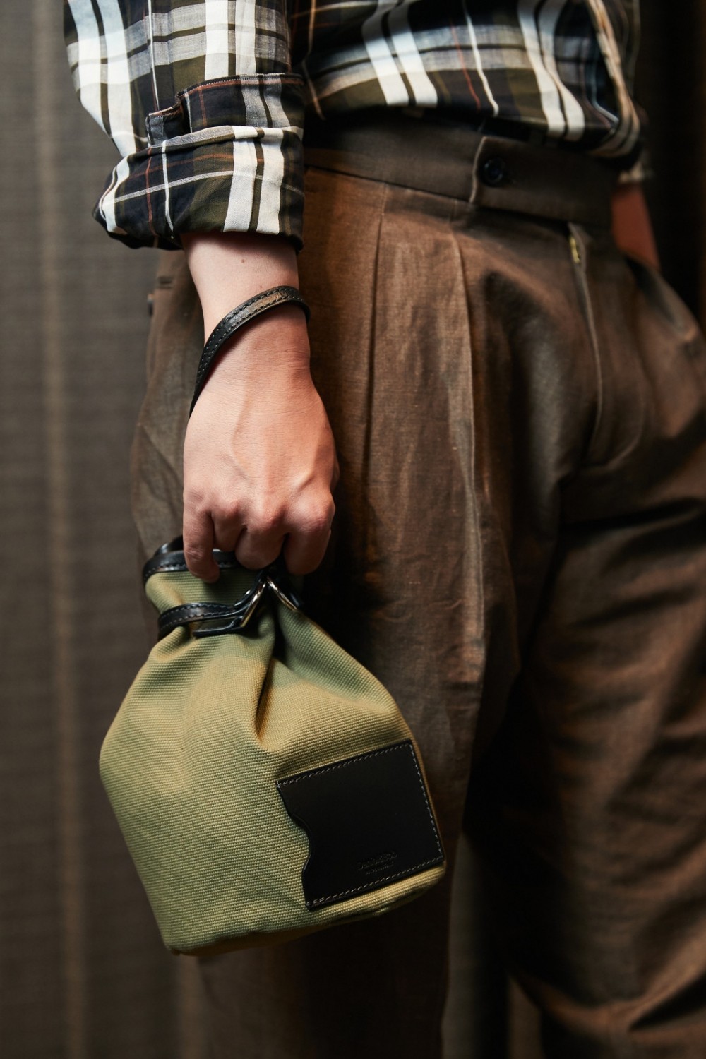 特集 最旬バッグで洒落感をぐっと上げる あえて持ちたいメンズ巾着バッグ Photo 伊勢丹新宿店メンズ館 公式メディア Isetan Men S Net