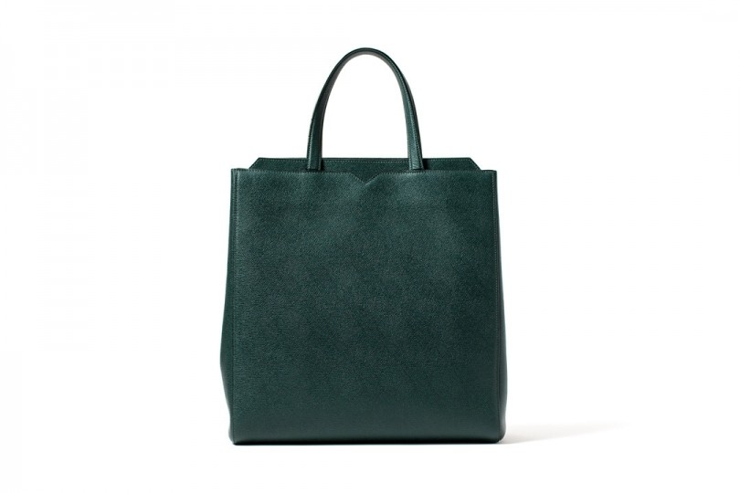 ヴァレクストラ〉を象徴する“グリーン”を纏ったタイムレスなバッグが 