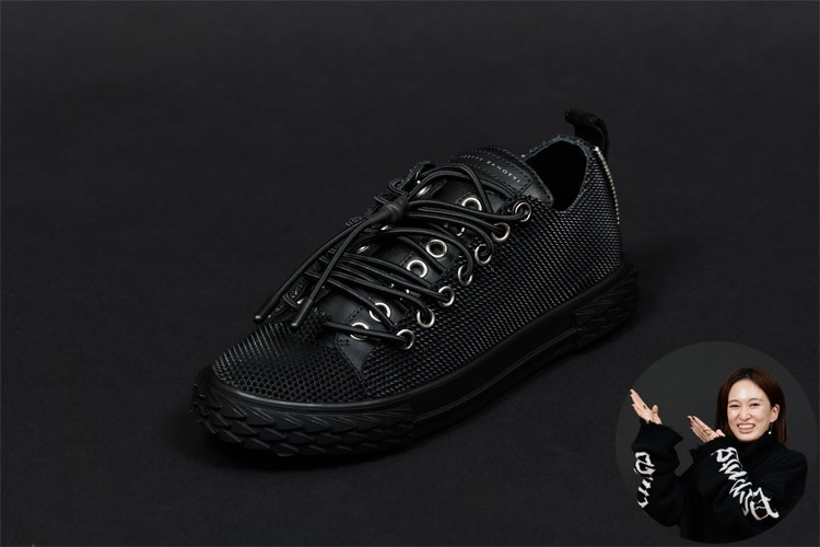 特集 今季はモノトーンスニーカー 10選白黒対決 どっちを選ぶ 女性ウケ なスタイリングとともにご紹介 Recommend 伊勢丹新宿店メンズ館 公式メディア Isetan Men S Net