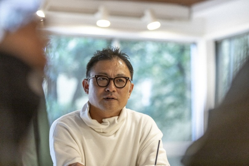 大人の男女に支持されるスタンダード服 エイトン が伊勢丹仕様にアレンジした定番スウェットとは Recommend 伊勢丹新宿店メンズ館 公式メディア Isetan Men S Net