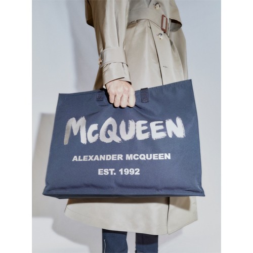 アレキサンダー マックイーン Mcqueen のグラフィティロゴを落とし込んだ 21年秋冬プレコレクションが到着 News 伊勢丹新宿店メンズ館 公式メディア Isetan Men S Net