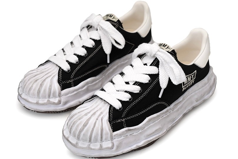 メゾン ミハラヤスヒロ＞がオリジナルソールスニーカーにフォーカス