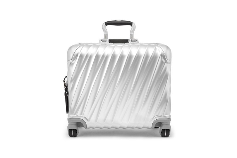 TUMI/トゥミ＞より美しいフォルムが特徴の「19 Degree Aluminum