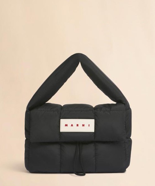 ＜マルニ＞ ショルダーバッグ（H25 × W29 × D11cm）