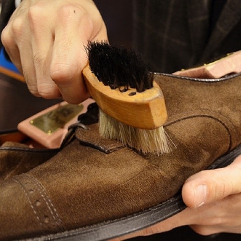 Q スエード素材の靴が汚れてきたけど 手入れの方法がわからない Q A 伊勢丹新宿店メンズ館 公式メディア Isetan Men S Net