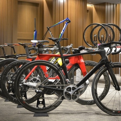 エイジサイクル＞プロモーション｜人車一体となって走る「ロードバイク -
mivro 自転車