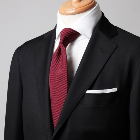 ブラックスーツの基本のキ 落着きと清潔感のあるブラック ボルドーのvゾーン Isetan Men S の Vゾーンの流儀 ネクタイとシャツが印象を変える Feature 伊勢丹新宿店メンズ館 公式メディア Isetan Men S Net