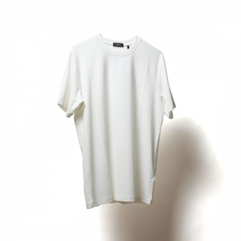 特集 ビジネスシーンに使える 今どきスーツ に似合う 白tシャツ 5選 Recommend 伊勢丹新宿店メンズ館 公式メディア Isetan Men S Net