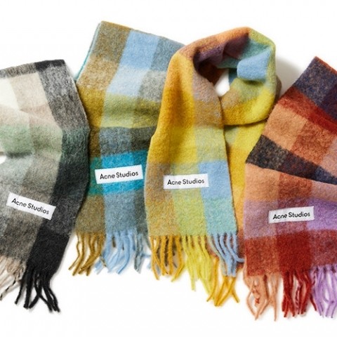 特集 毎年人気を博す Acne Studios 定番マフラー3選 ロゴ見せ巻きがファッショニスタの 約束 Recommend 伊勢丹新宿店 メンズ館 公式メディア Isetan Men S Net