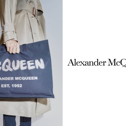 アレキサンダー・マックイーン＞｜“McQueen”のグラフィティロゴを 