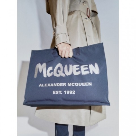 ＜アレキサンダー・マックイーン＞｜“McQueen”のグラフィティ 