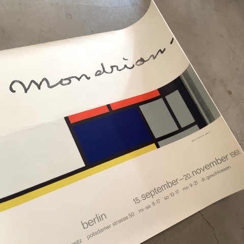 「Max Bill/“Piet Mondrian” Nationalgalerie Berlin 1968」330,000円  （61×86.3×30cm）