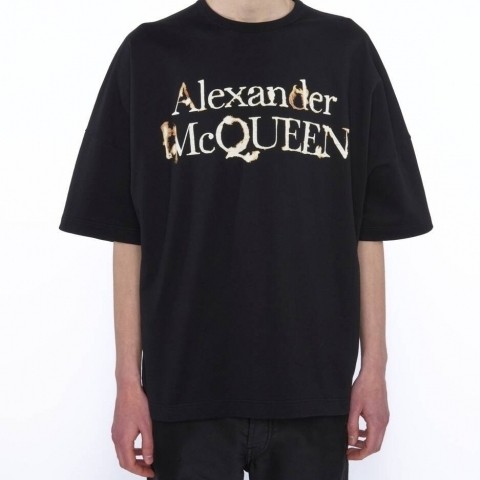 ＜Alexander McQueen/アレキサンダー・マックイーン＞オーバーサイズドロップショルダークルーネックTシャツ 70,400円