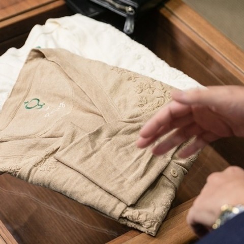 ＊神山が＜サイドスロープ＞とともに09年につくったオーガニックコットン素材のカーディガン。そのときにつけたグリーンのロゴはエコを謳うカテゴリーとしてインラインにラインナップされた。