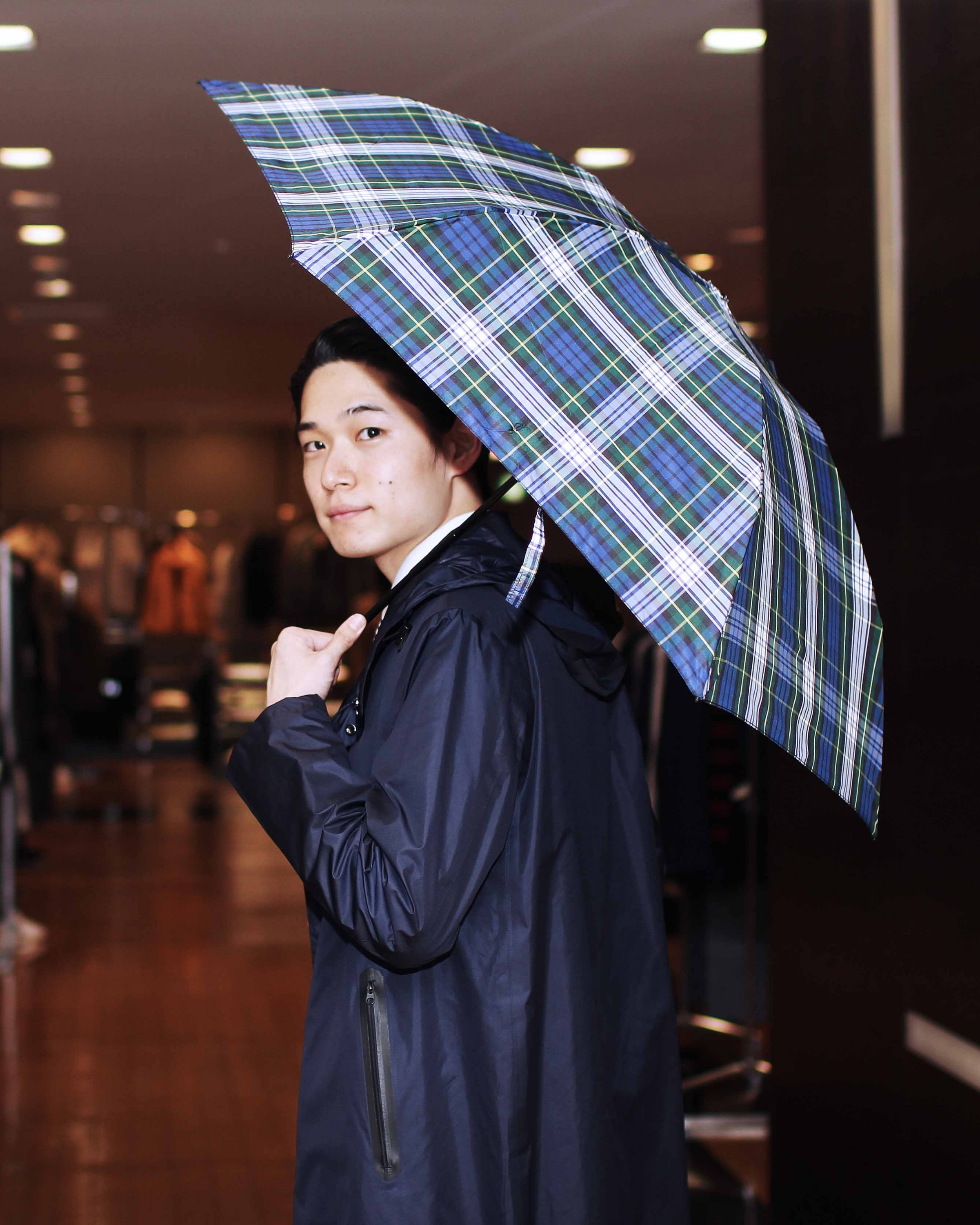 Mackintosh Philosophy マッキントッシュ フィロソフィー 雨の日が待ち遠くなる 機能 ファッションを兼ね備えたレイングッズが登場 News 伊勢丹新宿店メンズ館 公式メディア Isetan Men S Net