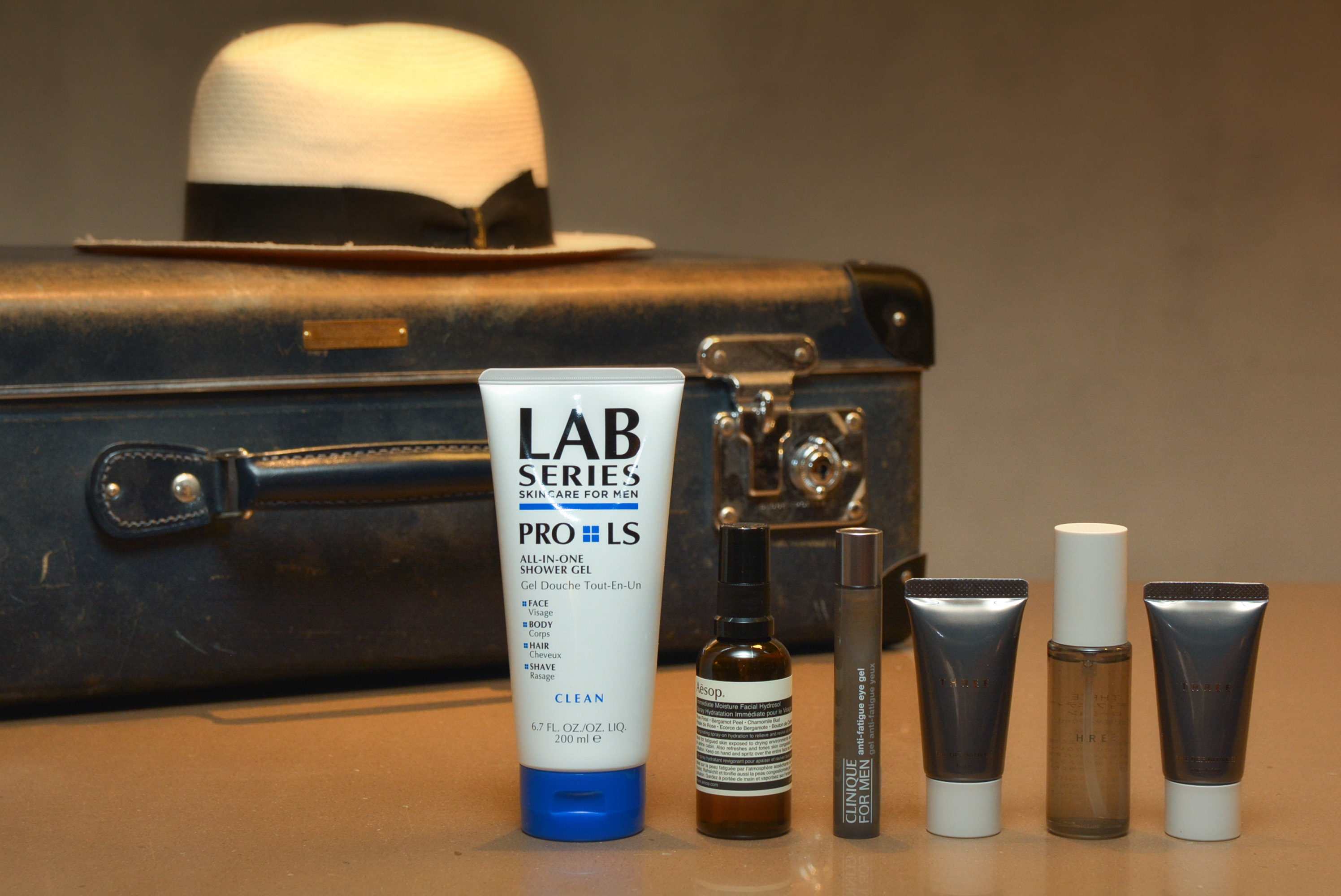 旅行 出張に持っていきたい おすすめメンズコスメと便利グッズ みんなが知りたいメンズスキンケアatoz イセタンコスメンズ Feature 伊勢丹新宿店メンズ館 公式メディア Isetan Men S Net