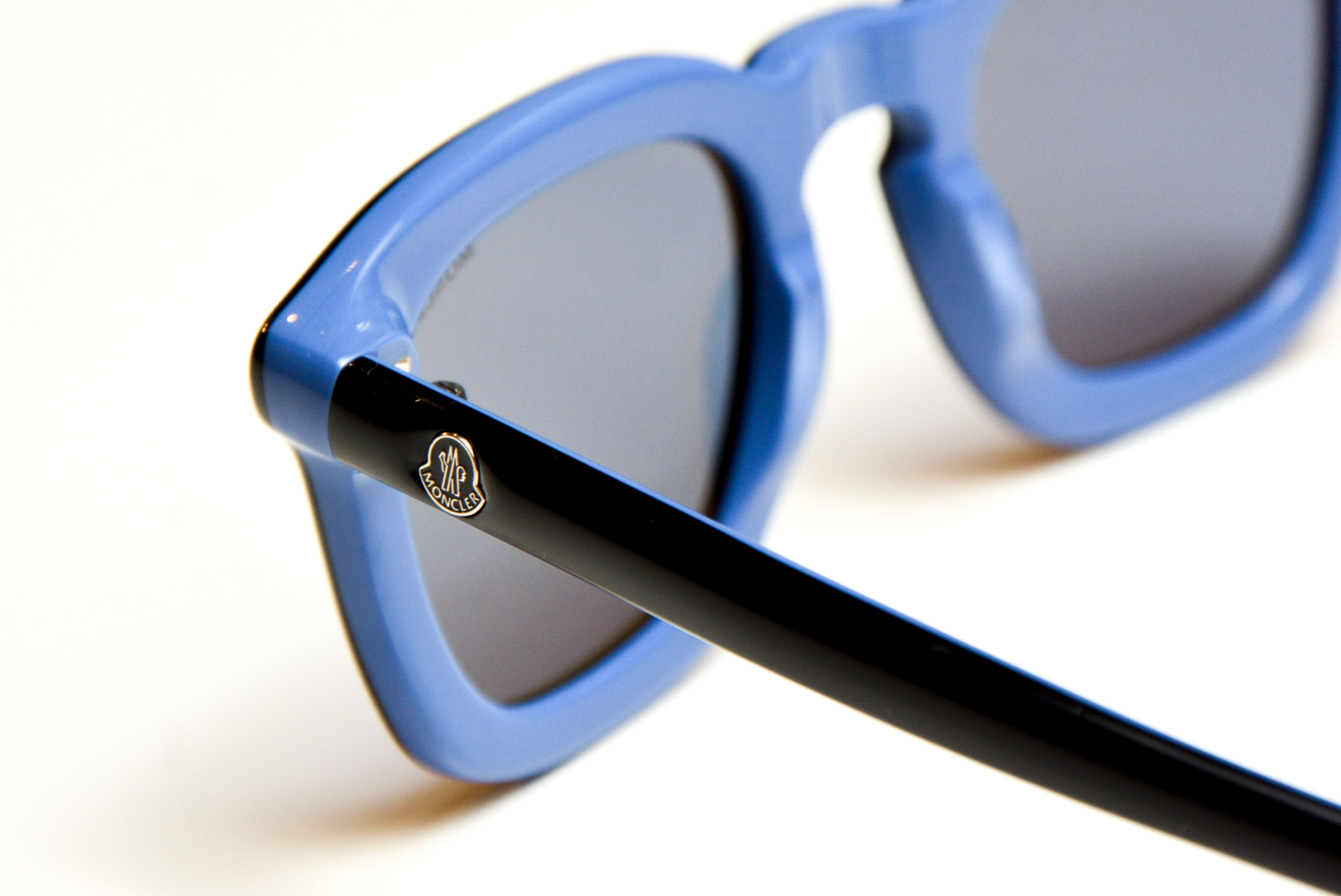 Style completed with sunglasses #3｜クラシック×カジュアルな印象を