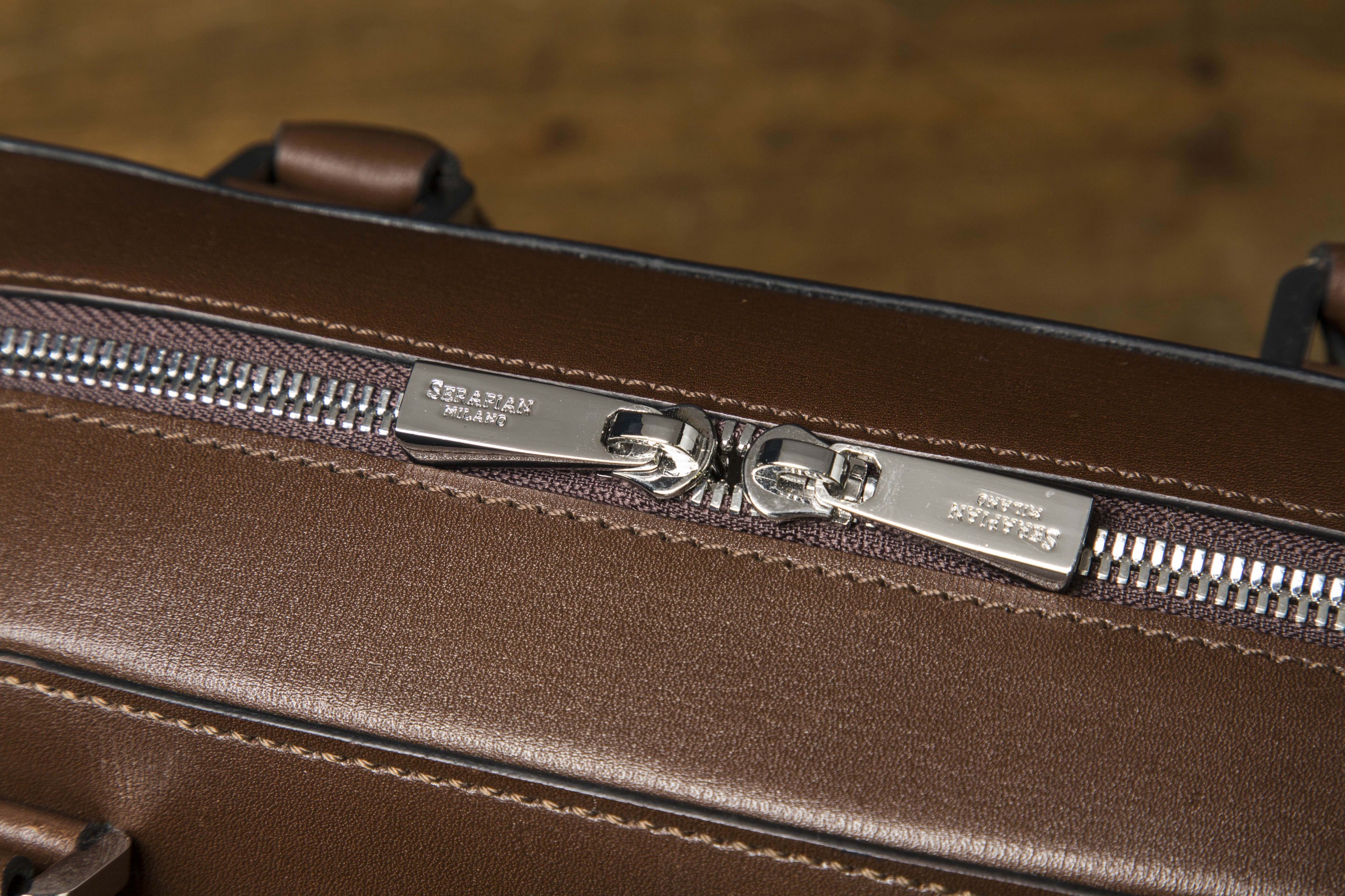 ロゼワインをイメージした Serapian セラピアン のブリーフケースが登場 Editors Pick Feature 伊勢丹新宿店メンズ館 公式メディア Isetan Men S Net