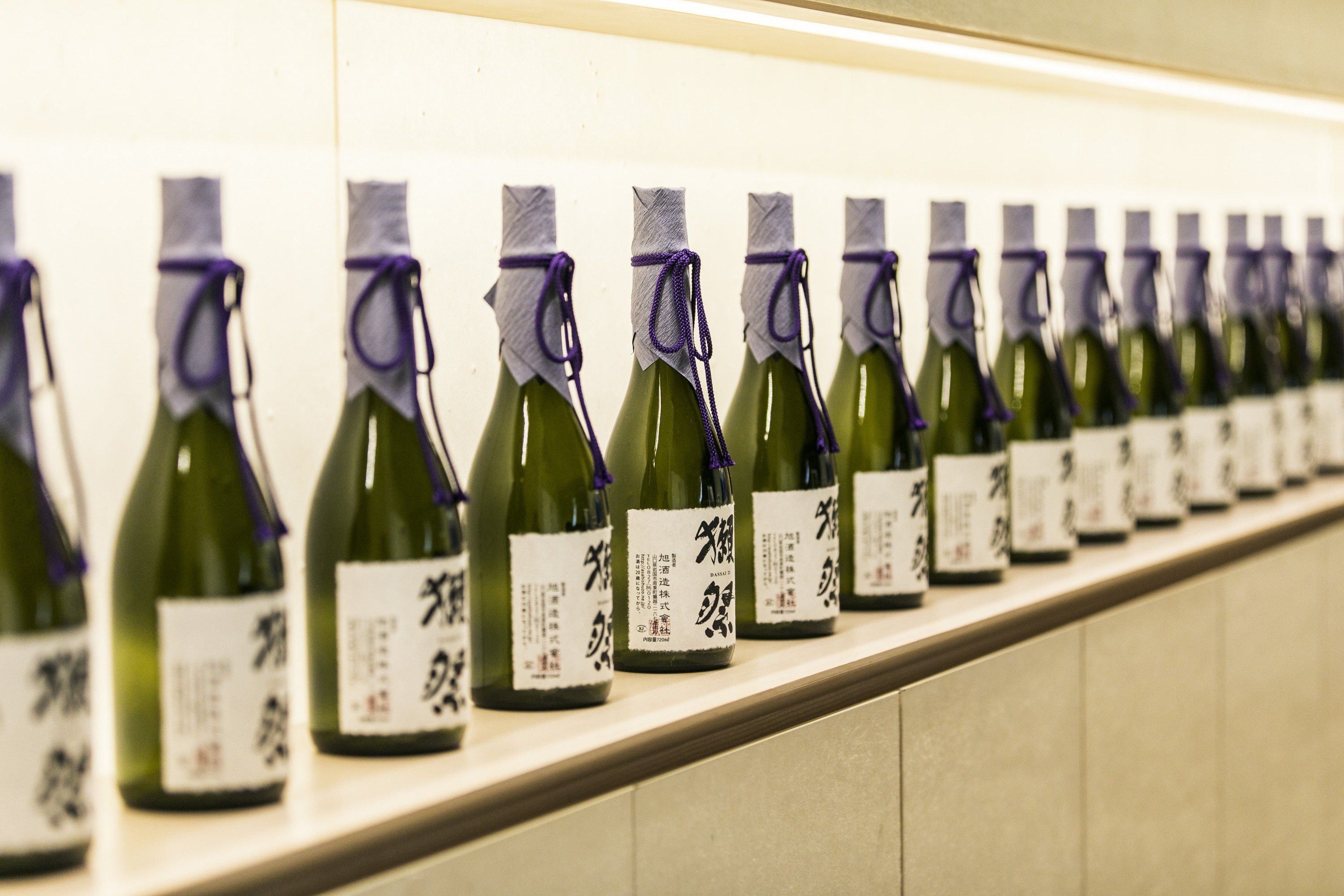 人生を彩る 最高の日本酒を最高のデザインで Mastermind マスターマインド とのコラボを果たした 獺祭 1 2 Recommend 伊勢丹新宿店メンズ館 公式メディア Isetan Men S Net