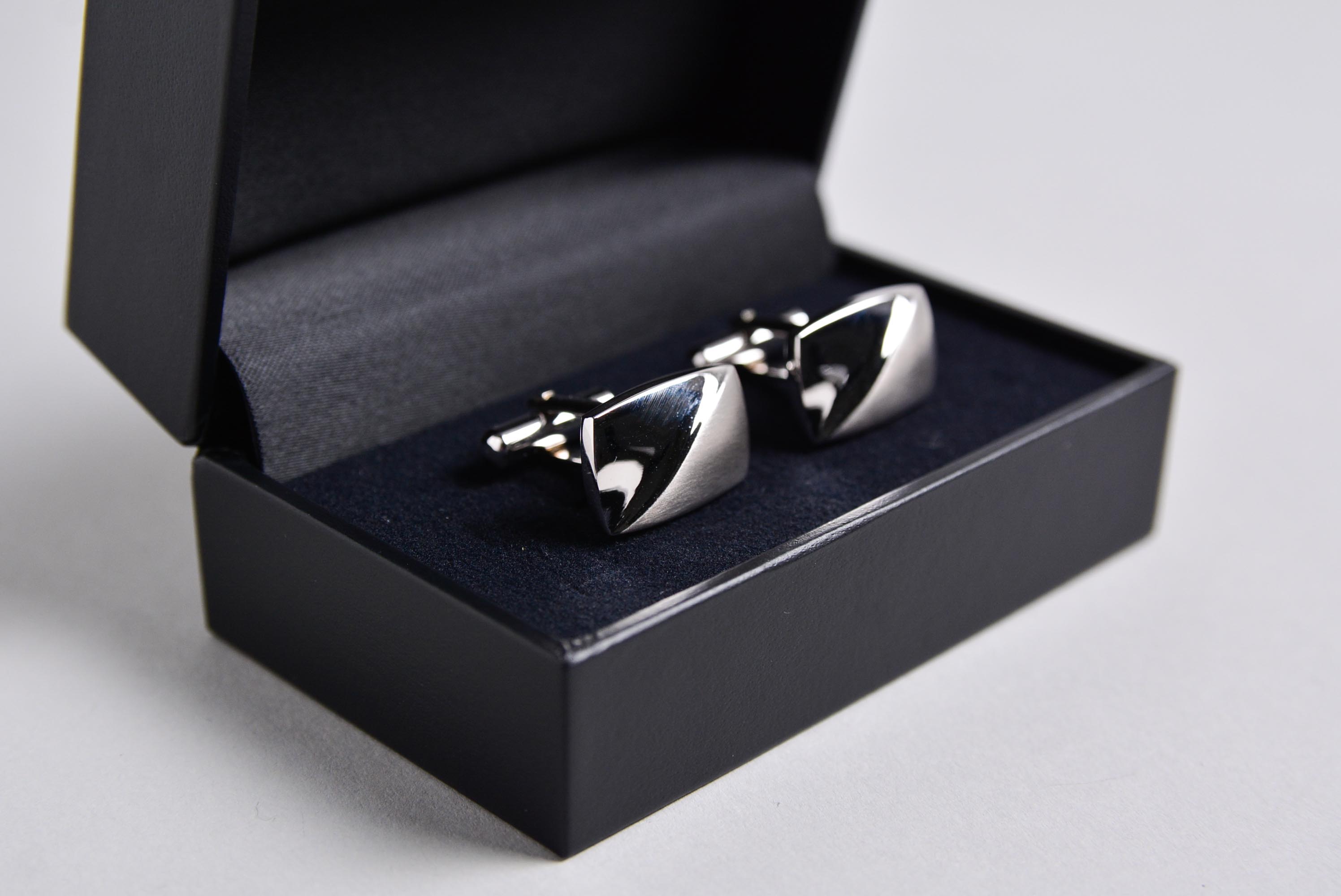 袖を飾るカフリンクス カフスボタン の上手な身に着け方とお手入れ 2 2 Q A 伊勢丹新宿店メンズ館 公式メディア Isetan Men S Net