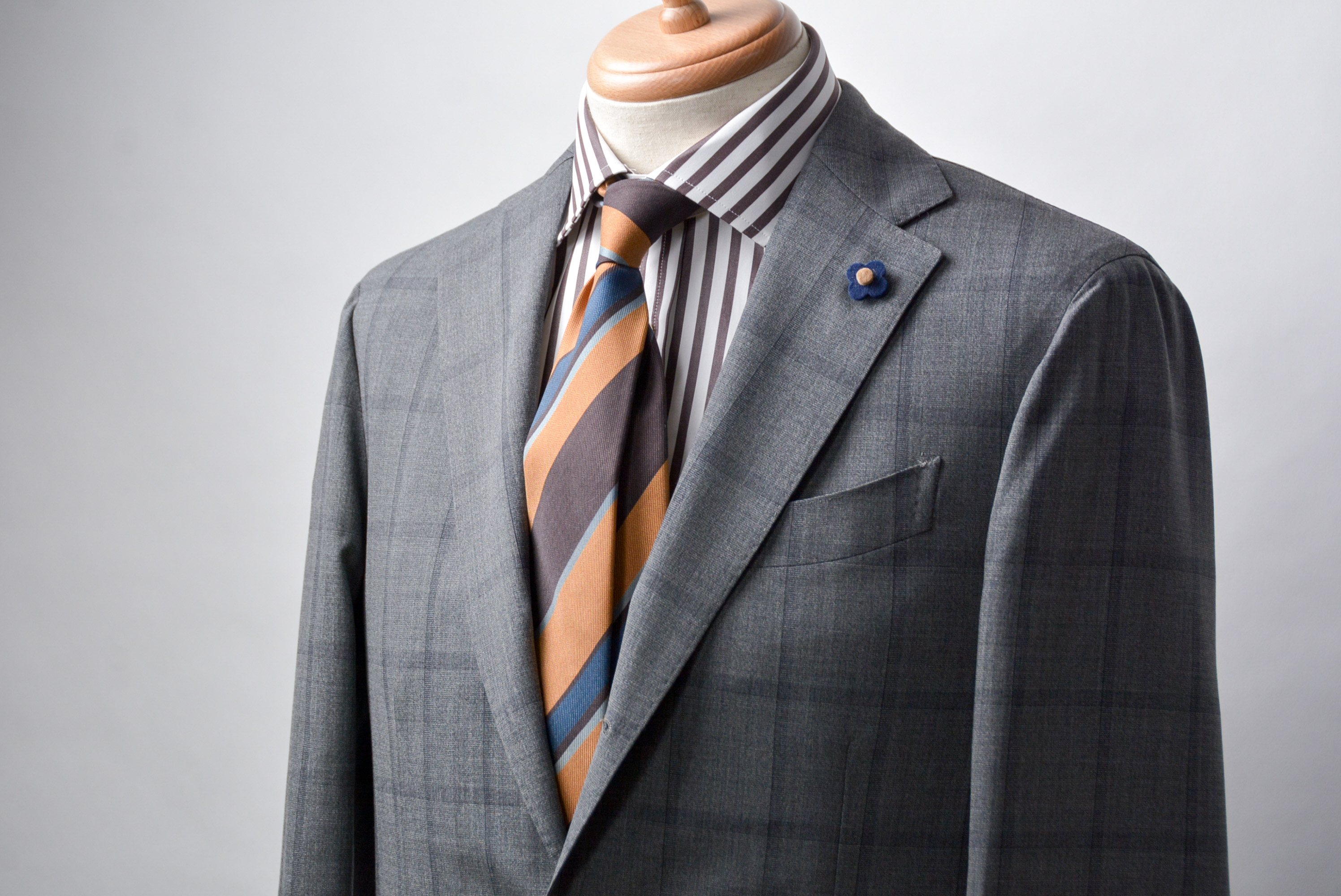 暖色系の変則的なレジメンタルタイで描く 春夏の個性派 Vゾーンとは Isetan Men S の Vゾーンの流儀 ネクタイとシャツが印象を変える Feature 伊勢丹新宿店メンズ館 公式メディア Isetan Men S Net