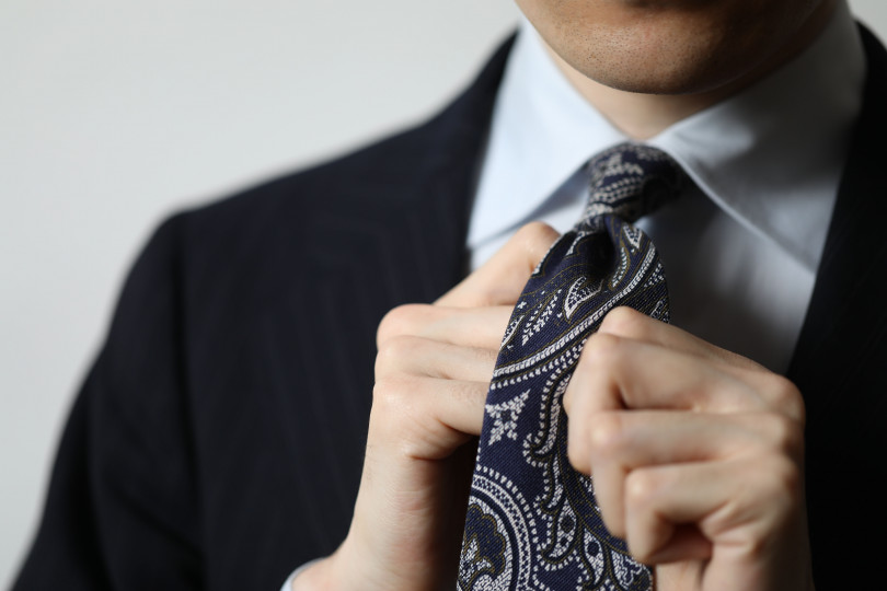 ネクタイ を 触る 心理