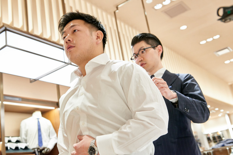 オーダー体験 4 厚い胸板 なで肩のガッチリ体型がすっきり見えるオーダーシャツが完成 Recommend 伊勢丹新宿店メンズ館 公式メディア Isetan Men S Net