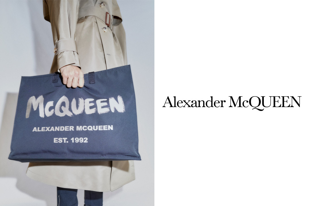 アレキサンダー・マックイーン＞｜“McQueen”のグラフィティロゴを 